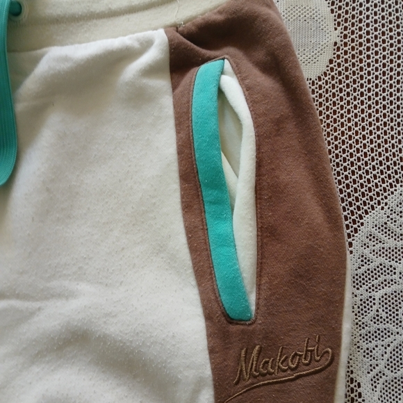 #0130 Boys Makobi Cream, Green and Red Sweat Pants Size Medium - Picture 5 of 16